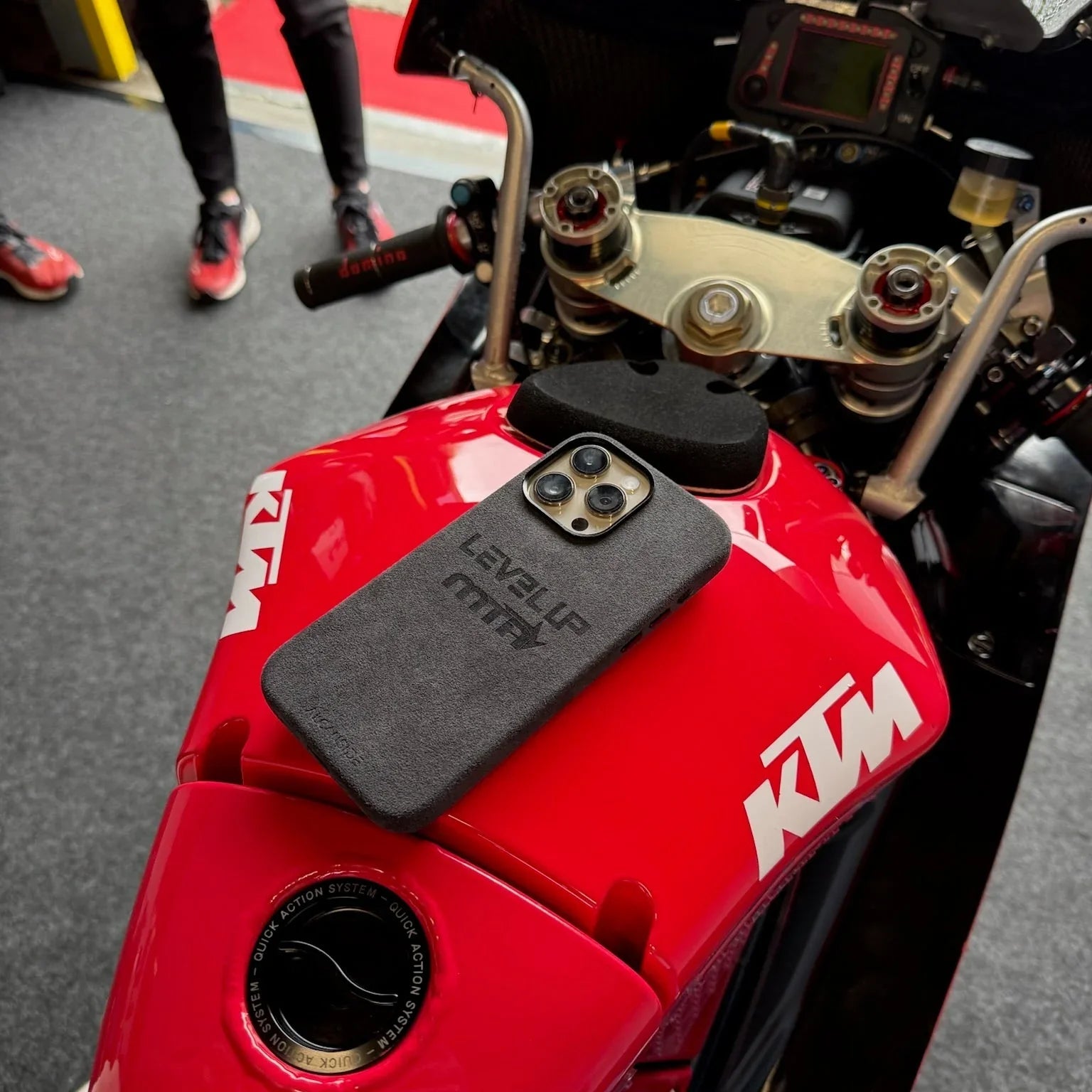 iPhone Alcantara Case - LEVEL UP MTA - Space Grey - Alcanside